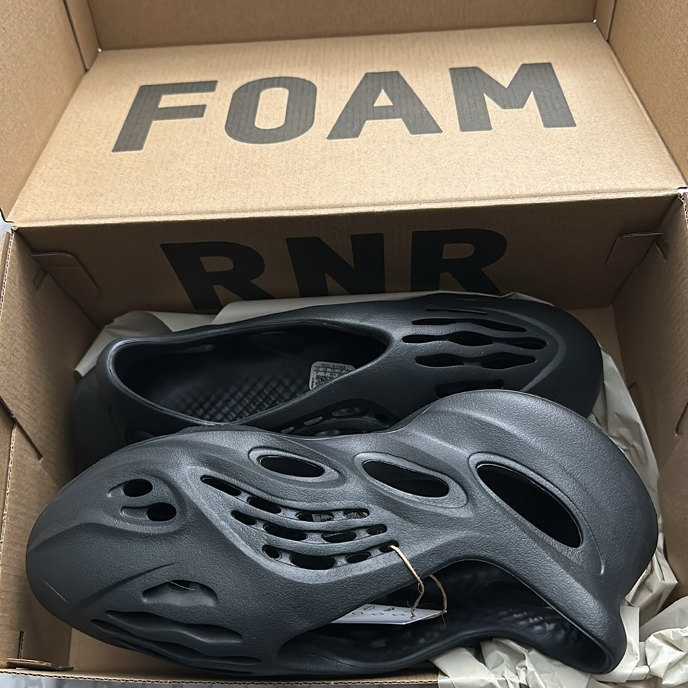 Yeezy Foam Runner in Onyx